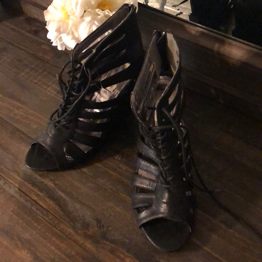 Steven Madden Lace-up wedges